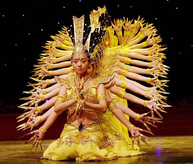 邰丽华看上去年轻漂亮,几乎一夜就成为了很多观众心中的女神,其实,早