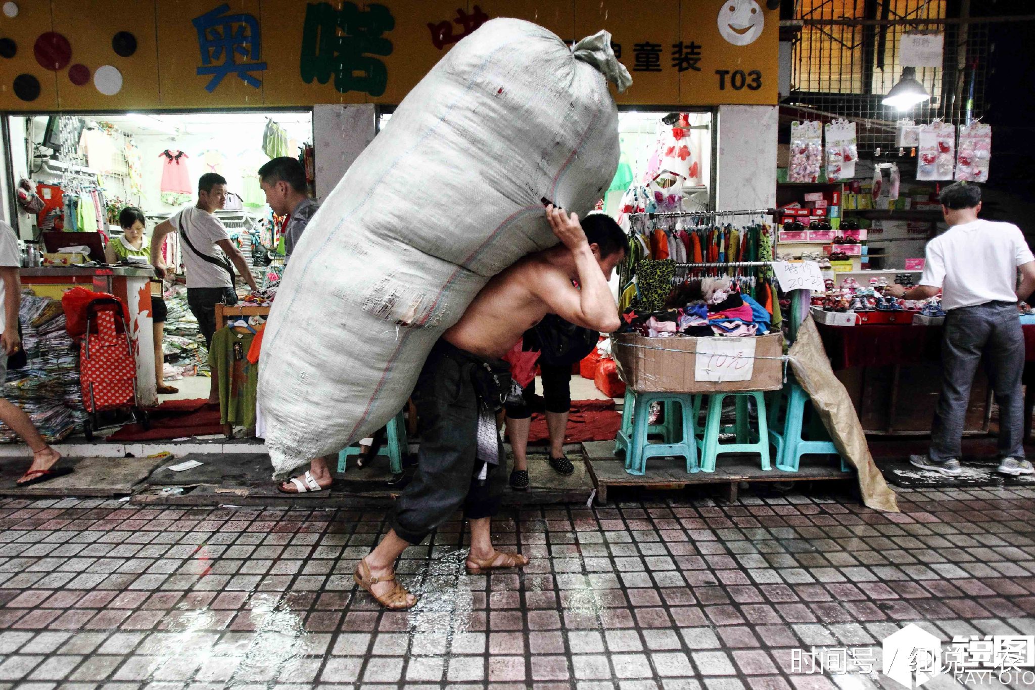 这位"棒棒军"父亲因一张照片成网红 7年后他在重庆买了房