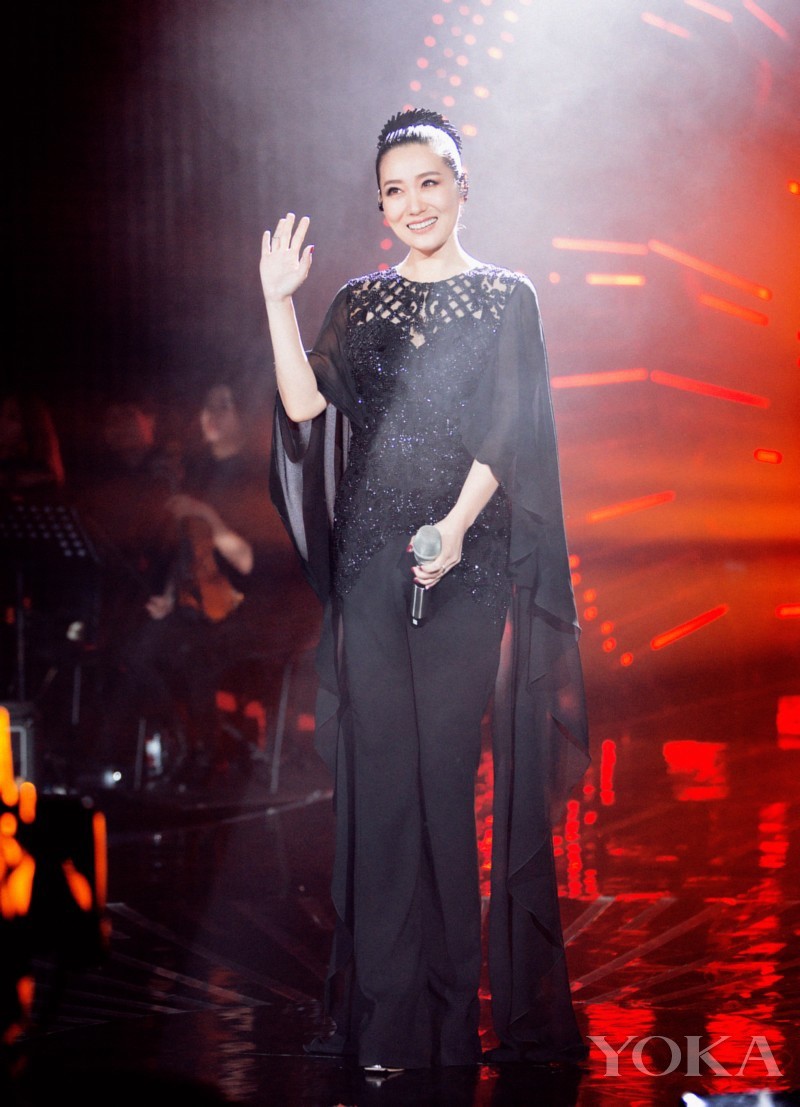谭晶《歌手》舞台首唱情歌 一袭神秘黑衣展优雅