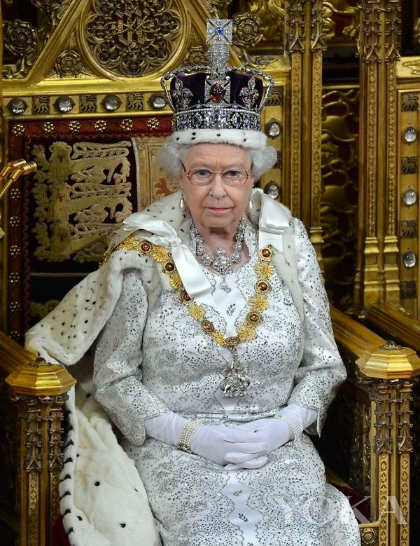 王室风云:43年来首次不戴王冠 什么扰了英女王好兴致