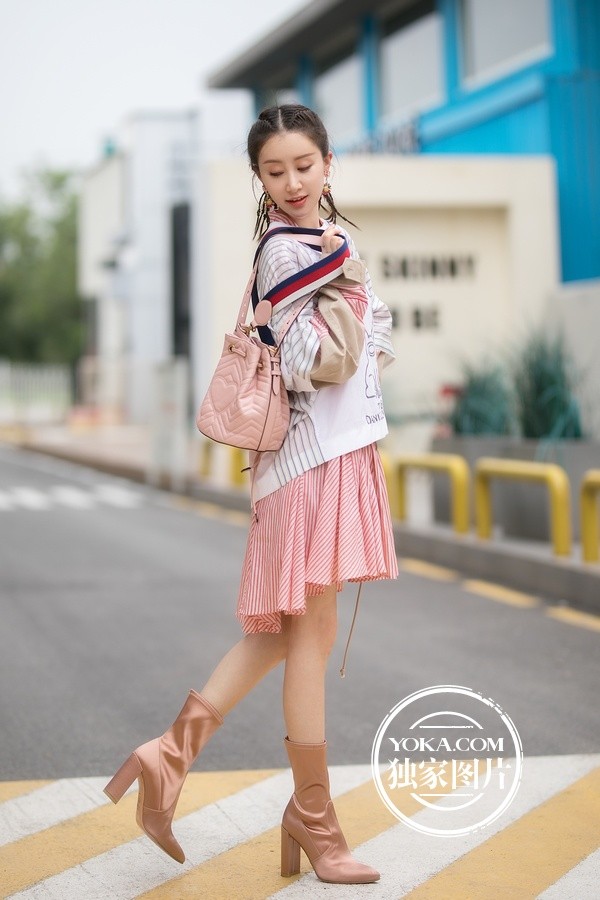 浑身都是演技的舒畅拍了一组高bigger游客照