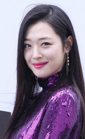 雪莉穿紫色亮片长裙 笑容甜美皮肤白皙