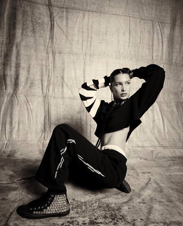  贝拉-哈迪德(bella hadid)一大早就放出了一张自己为克罗心