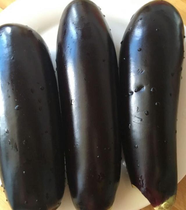 老妈说她年轻的时候特别喜欢吃大茄子,老婆现在每天也嚷着吃