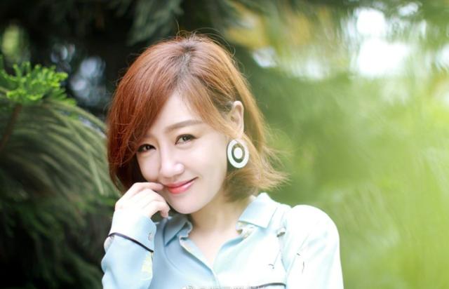 薛佳凝在39岁这年剪了短发,还是那个笑漾于眼的清澈少女