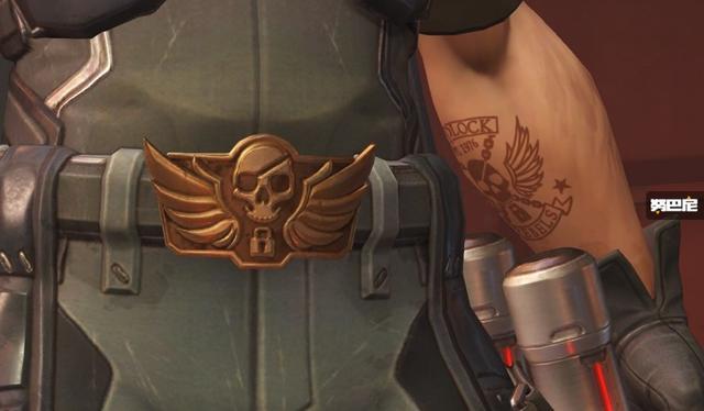 守望者的身上还有麦克雷专属特色,腰带上的标志与纹在手上的纹身一样