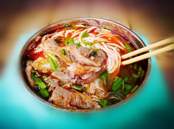 七星关区步行街七星美食广场1楼毕节的金沙羊肉粉,黔西羊肉粉都很出名