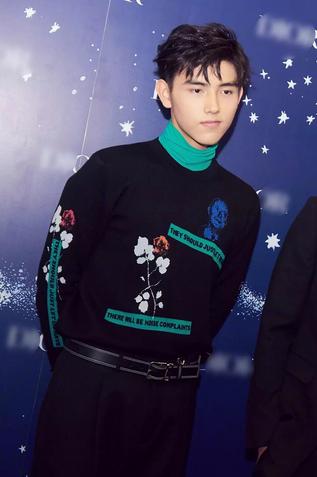 陈红儿子叫陈亦凡吧和王丽坤站一起还真的挺有夫妻相的