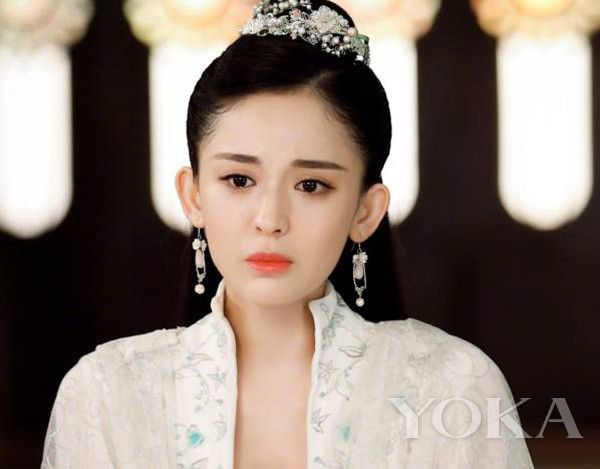 吴倩没有大长腿却靠眼神撩人 get空气感眼妆美