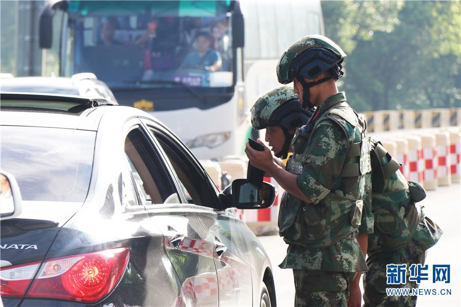 边防官兵对过往车辆进行检查云南省西双版纳傣族自治州勐海县与缅甸