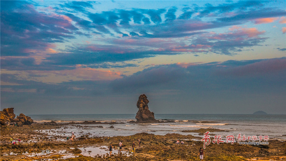 晨迎旭日暮送晚霞 夕阳中的"石老人"美醉了