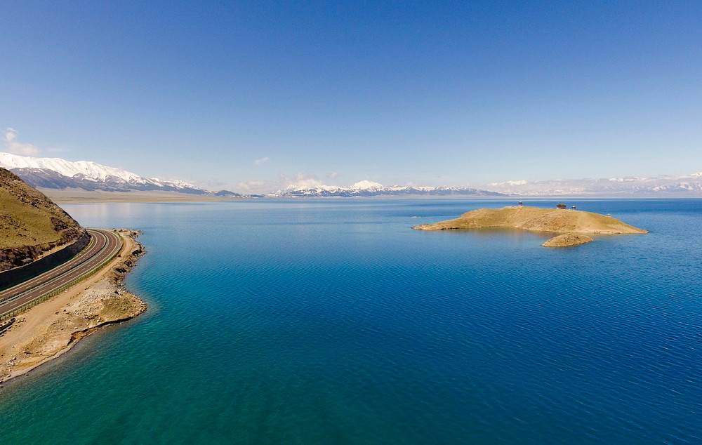 这是5月8日航拍的赛里木湖.