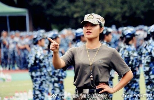 四川高校军训美女教官走红 高颜值也要高标准