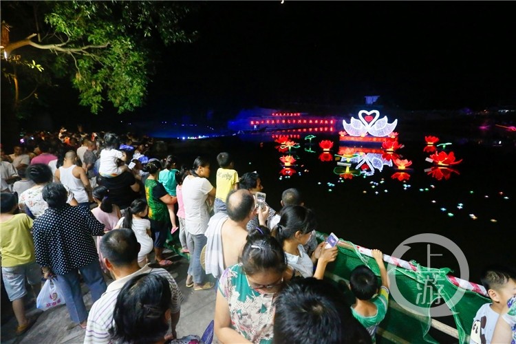 万灵古镇点亮七夕 游客放河灯为牛郎织女搭鹊桥