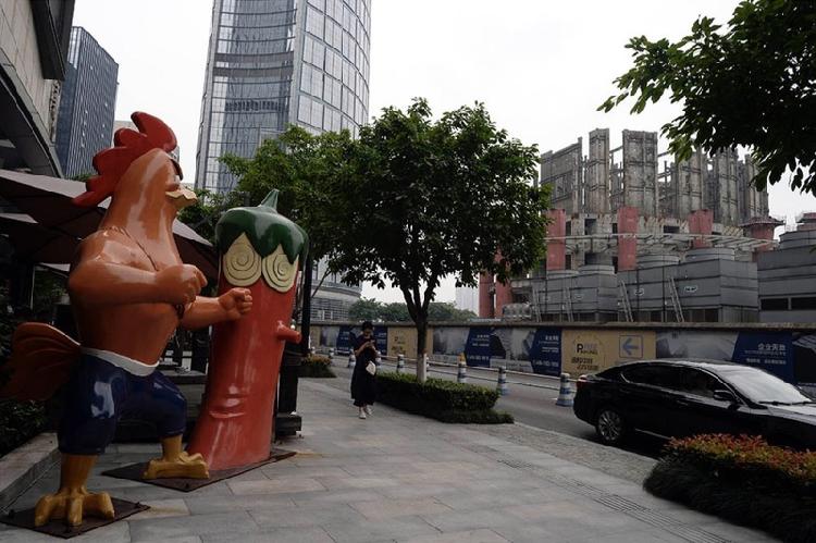 与嘉陵帆影相隔的街道已经建起了商业圈