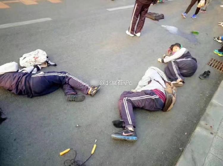 大连一越野车冲上人行道撞伤多名学生9人受伤