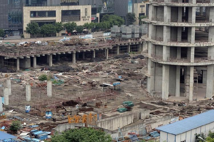 嘉陵帆影建筑工地已经停工，建筑材料堆砌在施工现场