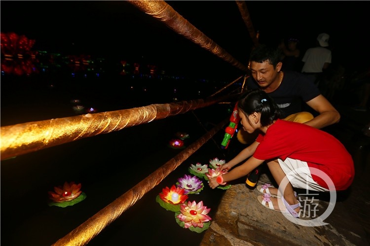 万灵古镇点亮七夕 游客放河灯为牛郎织女搭鹊桥