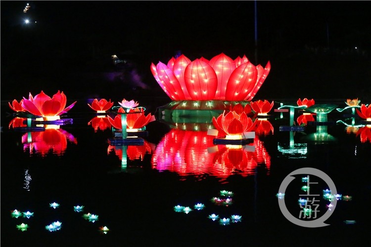 万灵古镇点亮七夕 游客放河灯为牛郎织女搭鹊桥