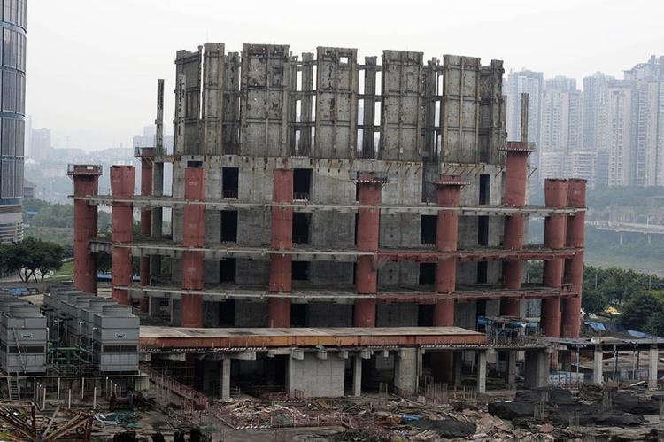 嘉陵帆影目前才建起了几层楼的水泥支柱