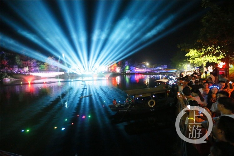 万灵古镇点亮七夕 游客放河灯为牛郎织女搭鹊桥