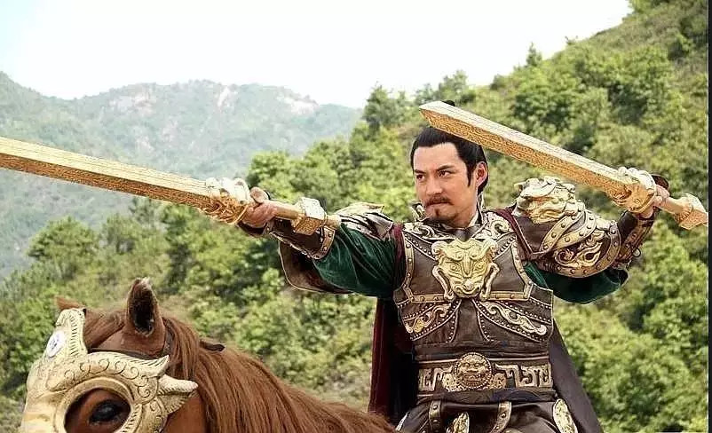 中国最为人们熟知的打击类武器就是鞭和锏了,十三节水磨钢鞭和瓦面金