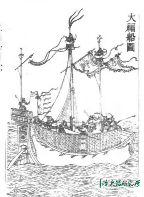 再仔细观察绘图,在甲板面这层的侧面,有类似方木的横梁结构跨出.