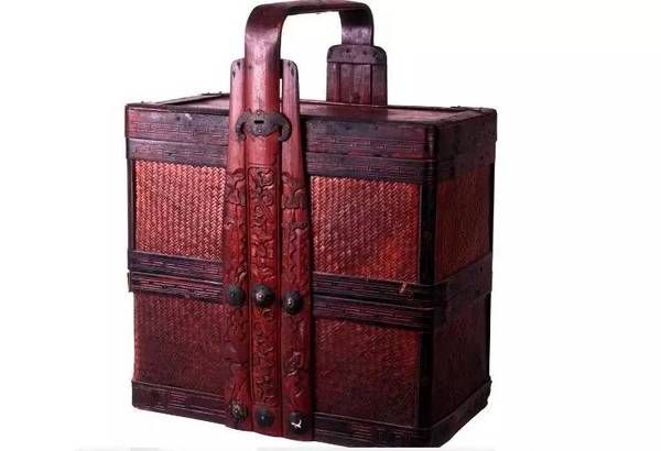 古代女性出远门的少,很大程度上减少了出门带不了几件漂亮衣服,行李箱