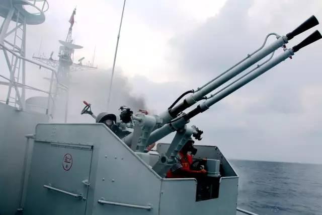 两艘056型导弹护卫舰——首先开展主炮对海射击训练