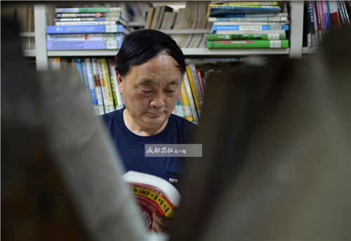 成都扫地僧!六旬宿管大爷3年借312本书 连续两年夺读书冠军