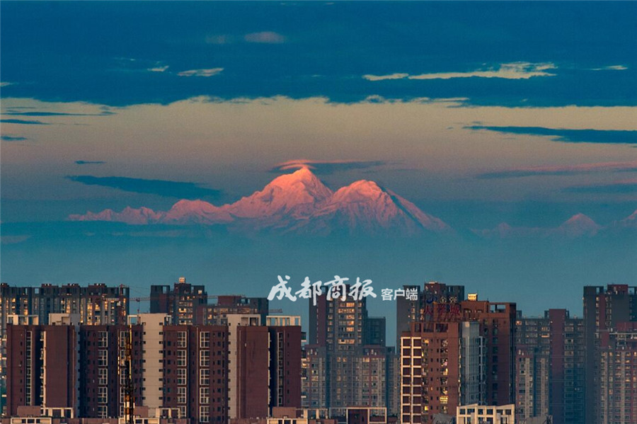 颜值炸裂!红日下,成都又见贡嘎雪山