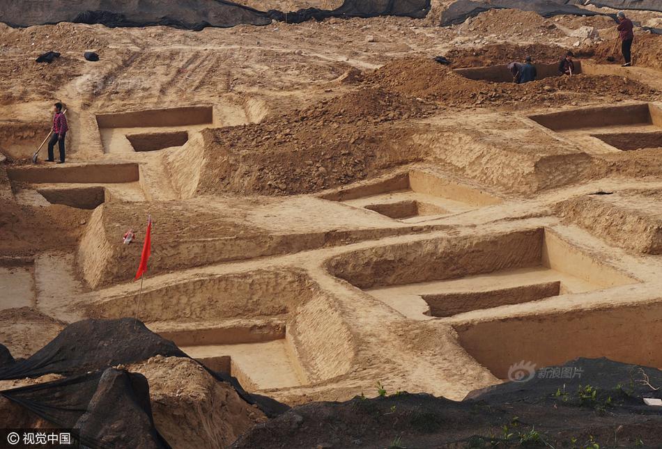 郑州一民房下现古墓群十多具尸骨呈挣扎状