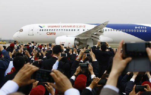 5月5日，C919客机完成首飞，在上海浦东国际机场着陆后在跑道上滑行。
