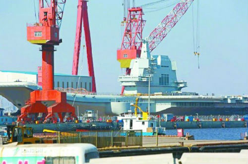 4月23日，中国首艘国产航母在船坞中已经整装待发。图片来源：人民网