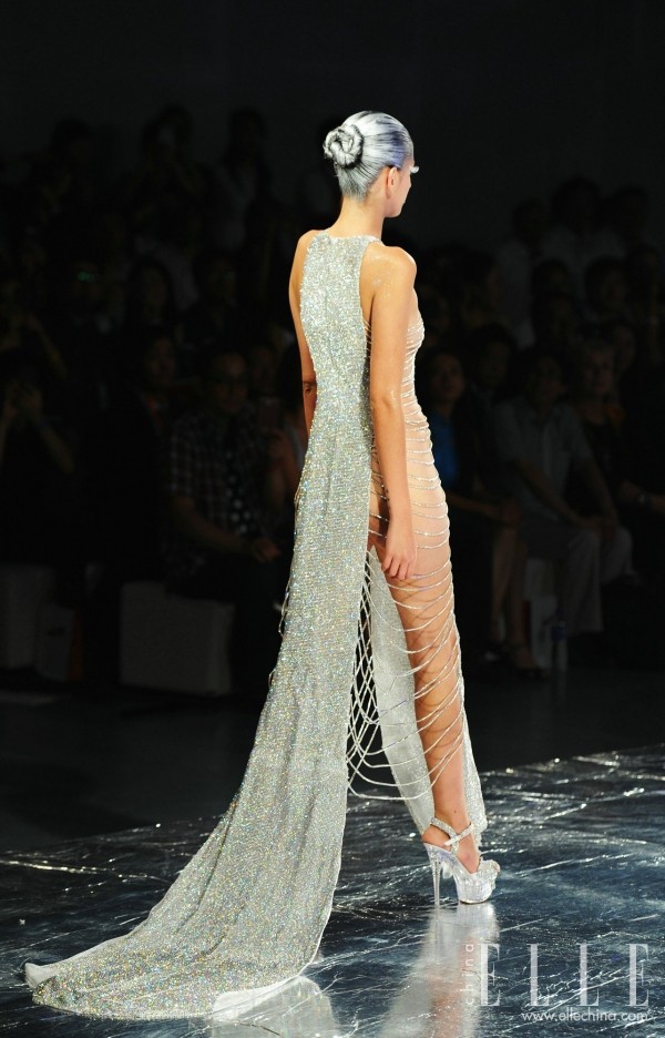 数十条钻石细链衔接礼服前,后形成透视,将金·卡戴珊凹凸有致的身形