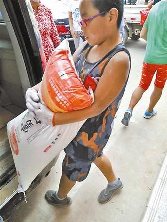 绥德抗洪"最小志愿者"累瘫照走红