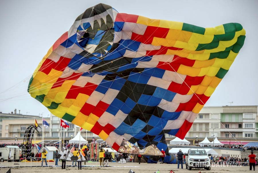 法国举办年度国际风筝节 巨型风筝扮靓天空