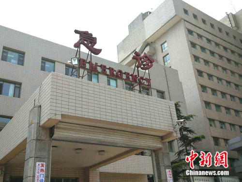 中新网(微信公众号:cns2012)记者走进北京大学人民医院急诊科,记录下