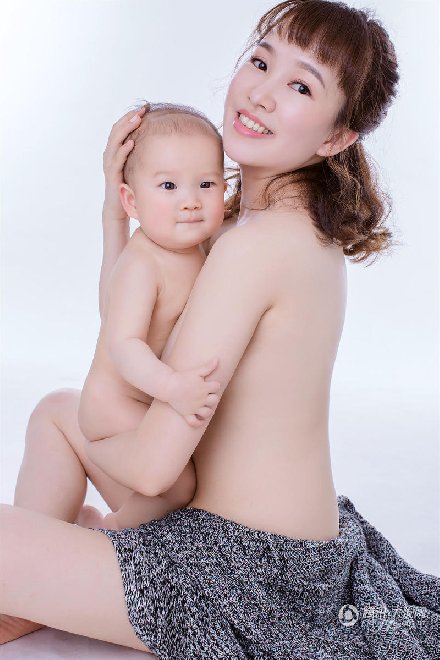 520重庆美妈拍半裸喂奶照表达一份独特的爱