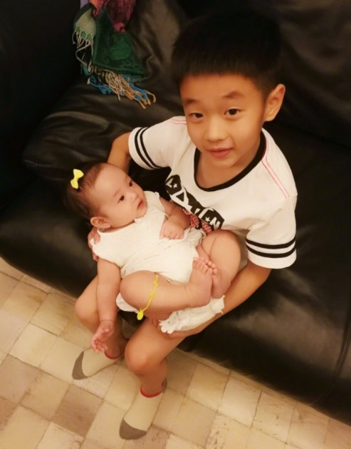杨云晒杨阳洋抱妹妹照,胖嘟嘟的脚丫子太萌啦