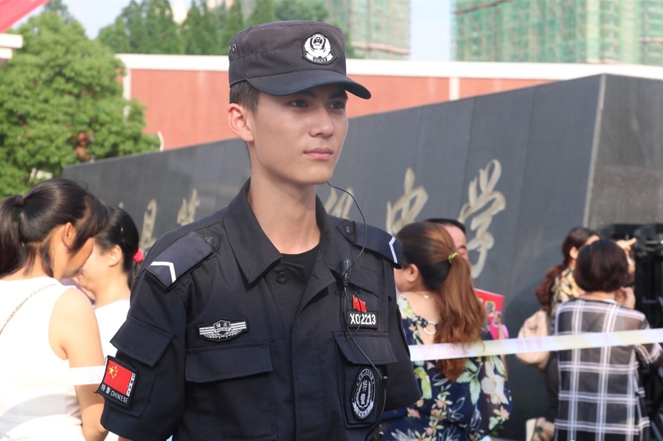 高考最帅特警走红考生瞬间变迷妹