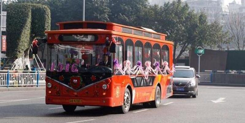 拉风!402路公交驾驶员大婚时用公交车当婚车