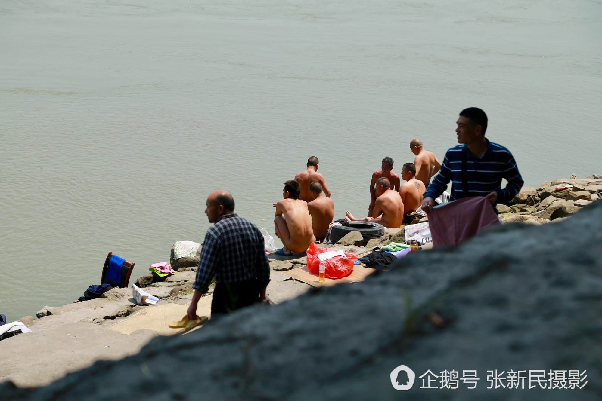 气温29度,重庆最后一块民间裸泳池现众多裸泳男