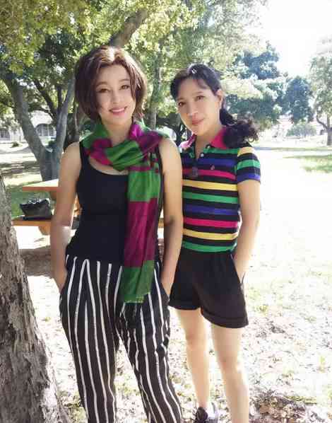 她是刘晓庆同母异父的亲妹妹刘晓红,戴起墨镜来跟刘晓庆就好似同一个