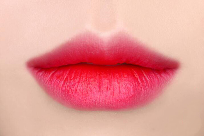 step  :双唇涂上绯红色口红.