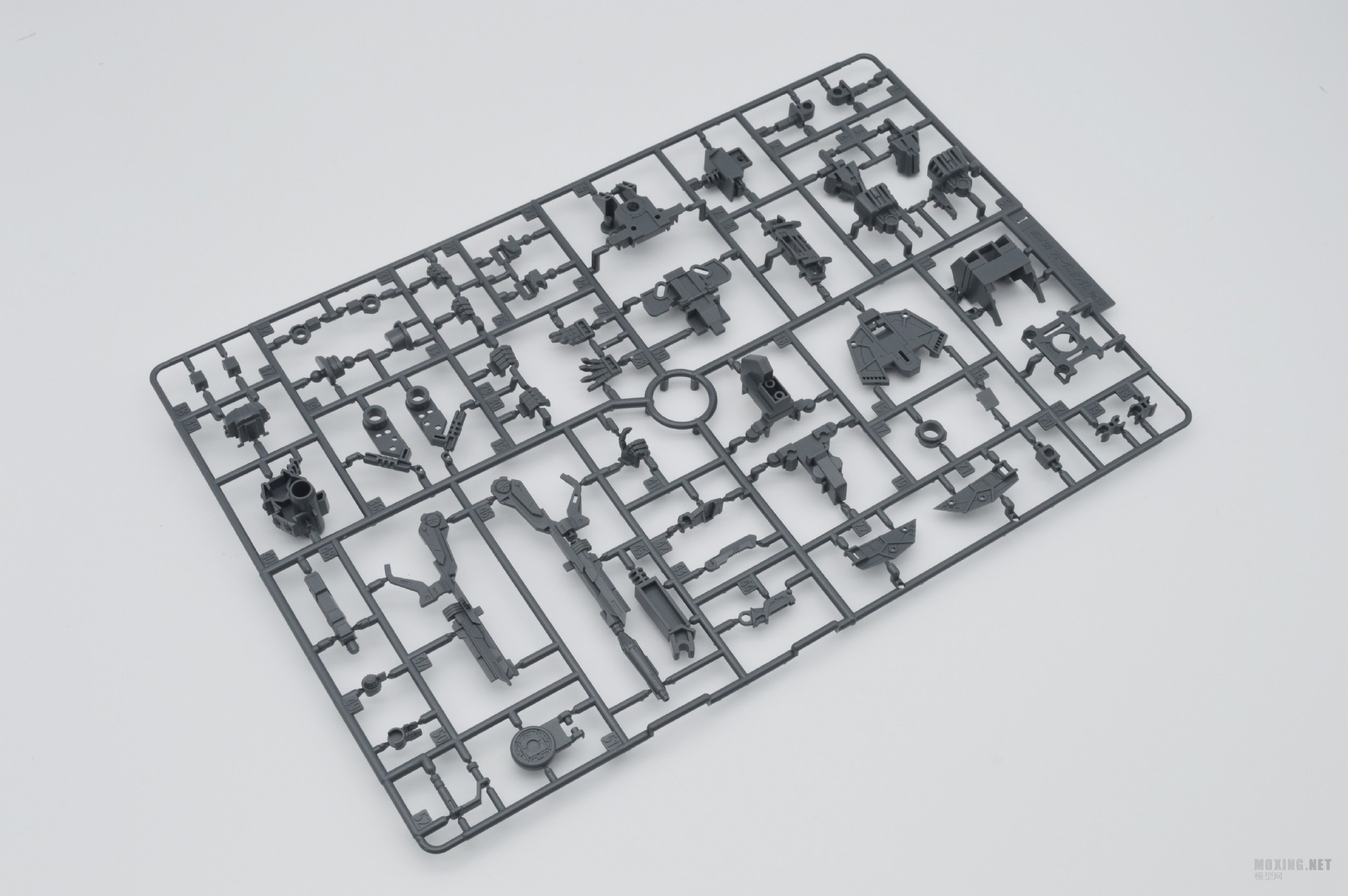 i板万代-1/100 mg 正义高达(justice gundam)紫色板件上大部分的零件