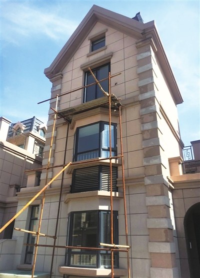 掌政鸣翠半岛两栋别墅还没入住露台掉了