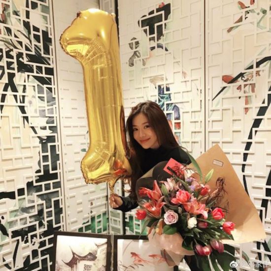 邓家佳微博粉丝破千万 晒出鲜花和马卡龙蛋糕