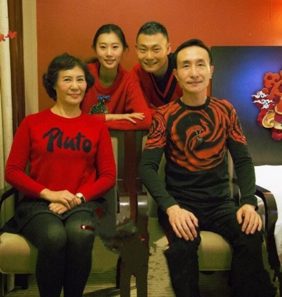 60岁巩汉林全家福照片首曝光02儿子巩天阔娶了个貌美的媳妇