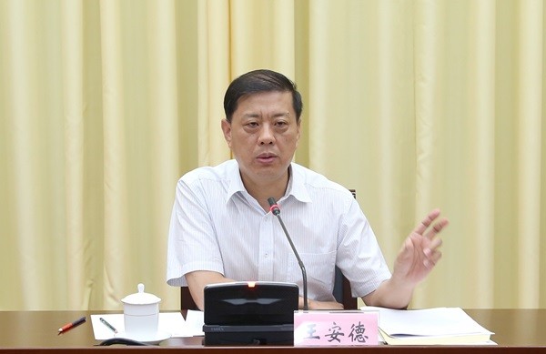 省环保厅厅长王安德在济南召开传输通道城市大气污染省级督查动员会